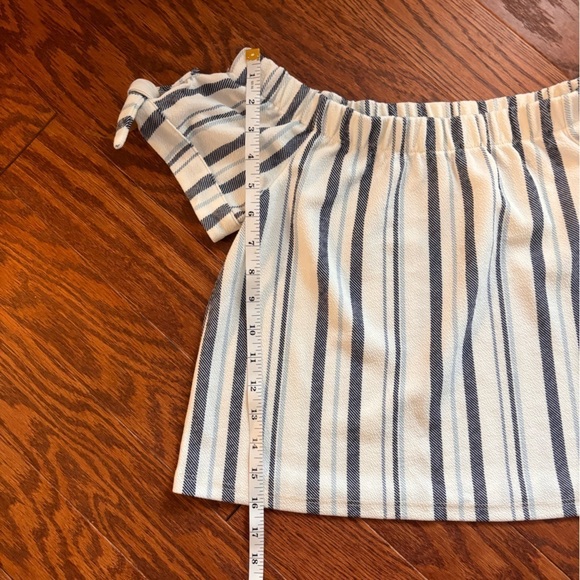 Tresics new with tags striped crop top with ties on sleeves in small - Picture 2 of 9